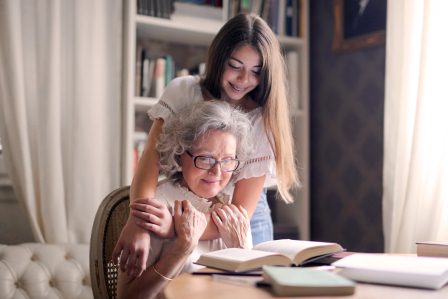 7 Arti Mimpi Bertemu Nenek yang Menakjubkan: Pertanda Keberuntungan dan Kebahagiaan